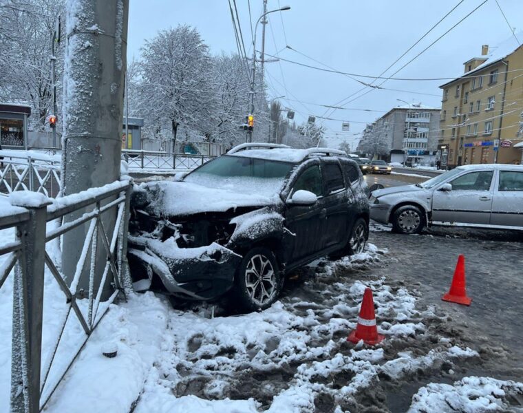 Заснеженные дороги привели к нескольким ДТП в Калининградской области, в которых пострадали пять человек
