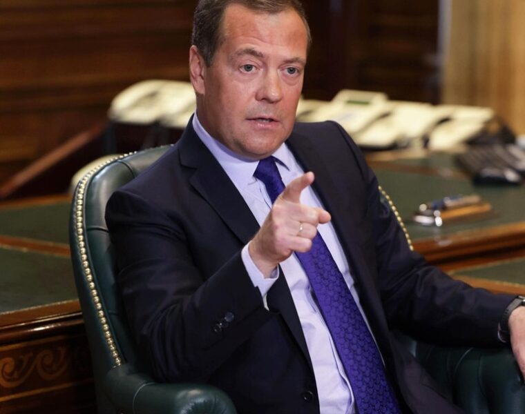 Дмитрий Медведев: уехавших из России «предателей» не следует пускать обратно