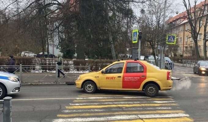 В Калининграде на оживлённом перекрёстке под колёса «Рено» попала девушка