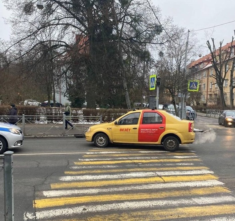 В Калининграде на оживлённом перекрёстке под колёса «Рено» попала девушка