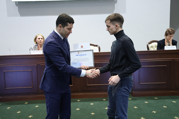 Губернатор вручил сертификаты стипендиатам в сфере образования и науки