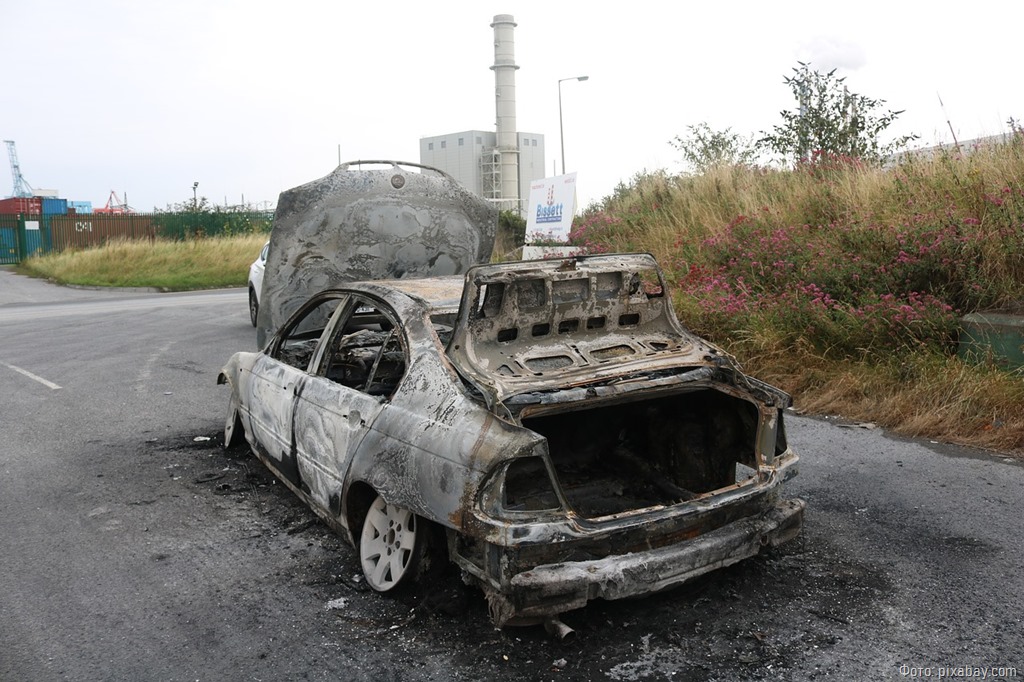 В Гвардейске сгорела хозпостройка с автомобилем внутри