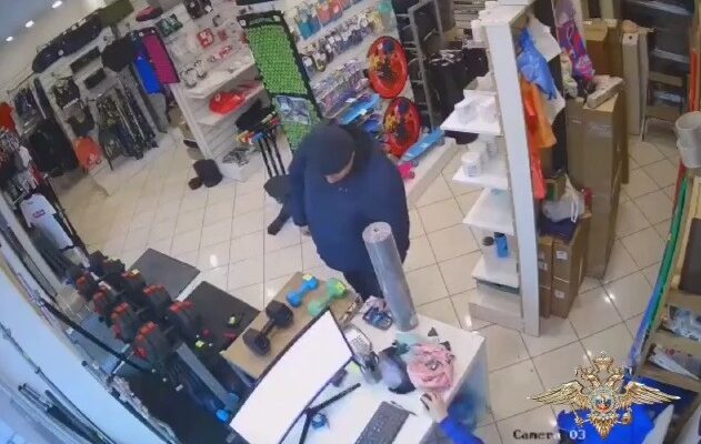 Полиция разыскивает калининградца, расплатившегося в магазине чужой картой
