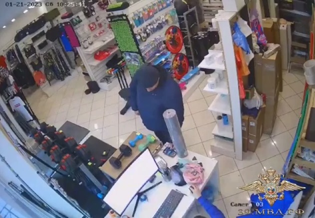 Полиция разыскивает калининградца, расплатившегося в магазине чужой картой