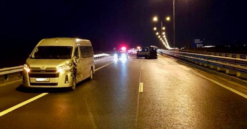 Неосторожный водитель «Тойоты» влетел в дорожное ограждение и едва не погубил жизнь пассажира