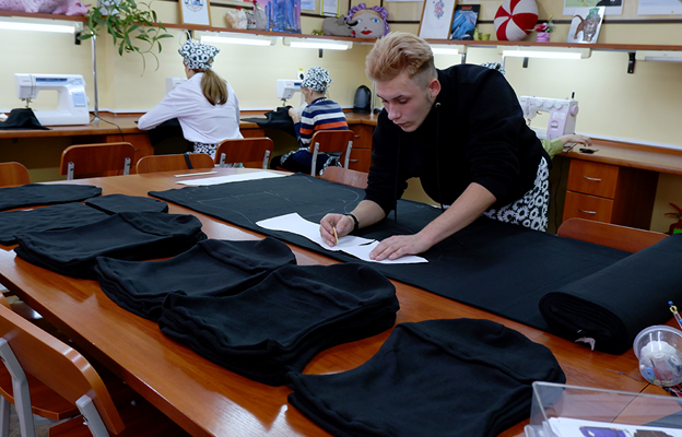 В Калининградской области люди с ограниченными возможностями здоровья шьют зимние вещи для мобилизованных