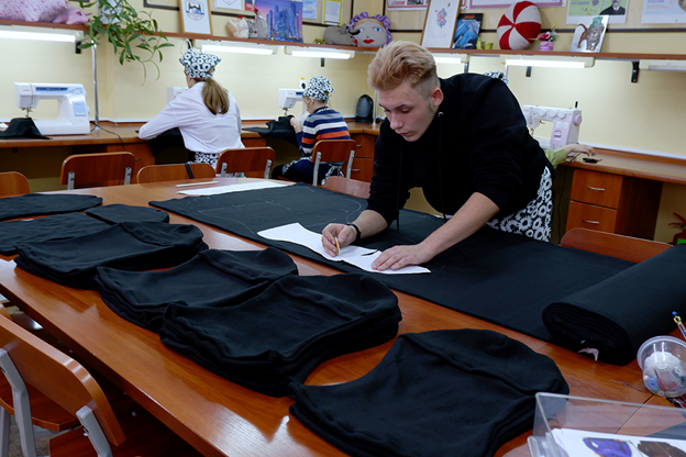 В Калининградской области люди с ограниченными возможностями здоровья шьют зимние вещи для мобилизованных