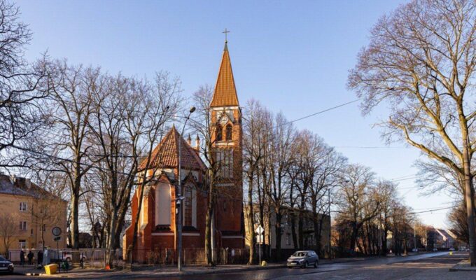 Алиханов и архиепископ Серафим оценили реставрационные работы в бывшей капелле Адальберта в Калининграде