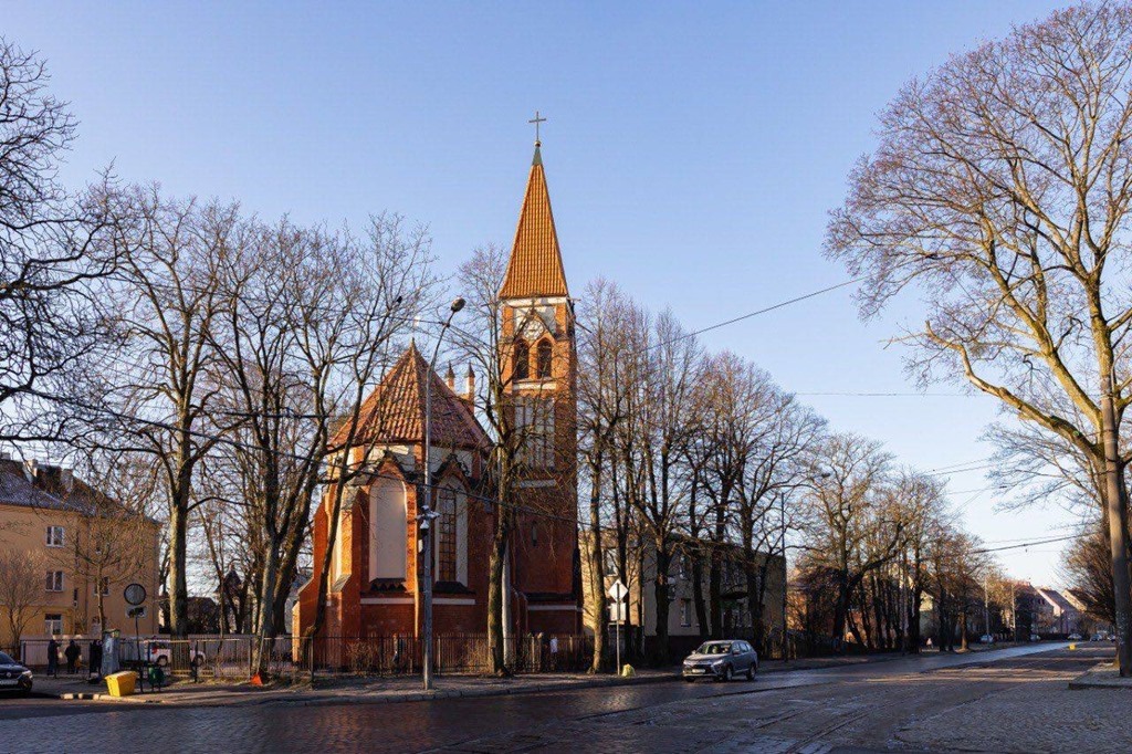 Алиханов и архиепископ Серафима оценили реставрационные работы в бывшей капелле Адальберта в Калининграде