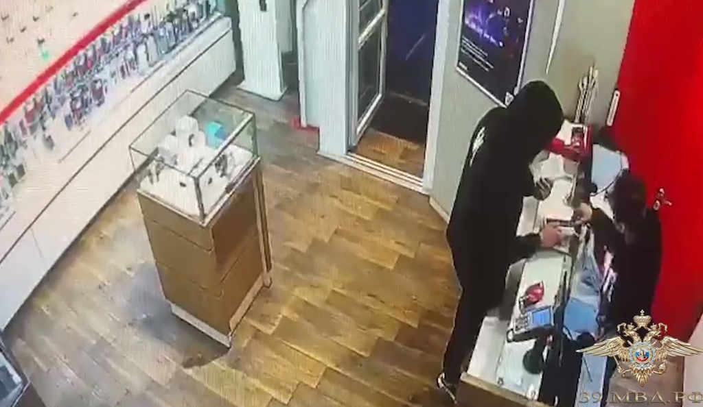 Полиция разыскала грабителя, сбежавшего с телефоном из салона связи в Калининграде (видео)