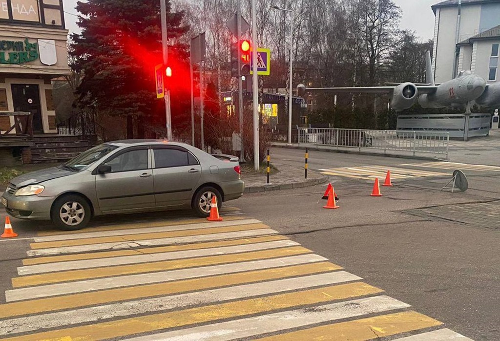«Тойота» сбила 65-летнюю калининградку, переходившую дорогу на «красный»