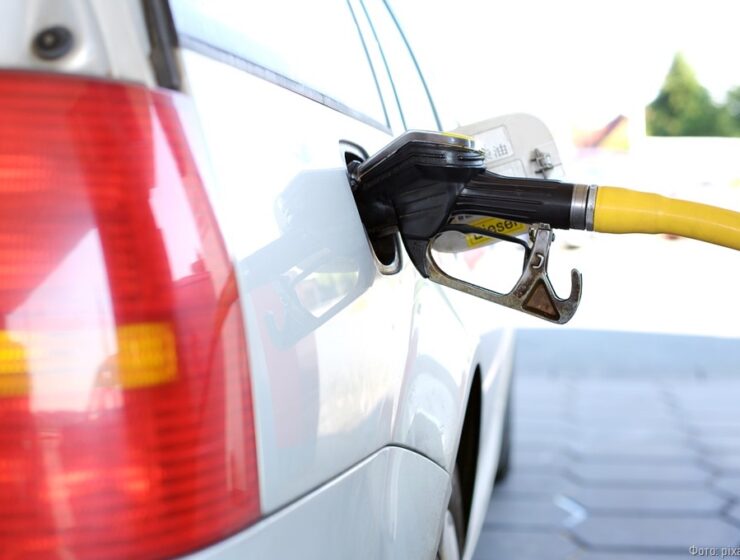 Средняя стоимость бензина в Калининграде перевалила отметку в 54 рубля за литр