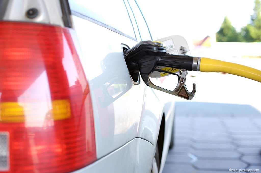 Средняя стоимость бензина в Калининграде перевалила отметку в 54 рубля за литр