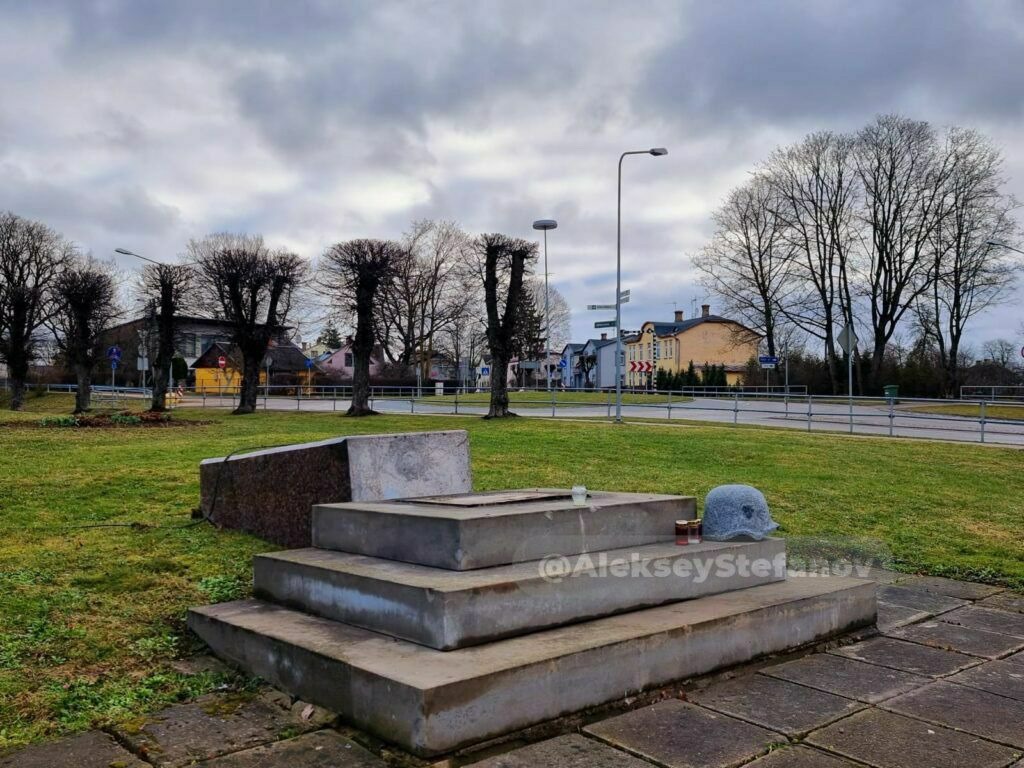 В латвийском городе Бауска повалили памятник легионерам СС