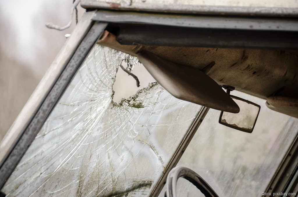В Гусеве ревнивец разбил монтировкой стёкла и кузов автомобиля бывшей возлюбленной