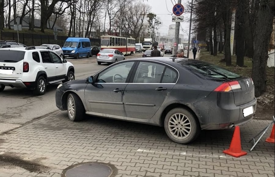 В Калининграде невнимательный водитель BMW влетел в экскаватор-погрузчик