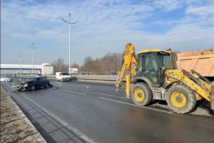В Калининграде невнимательный водитель BMW влетел в экскаватор-погрузчик