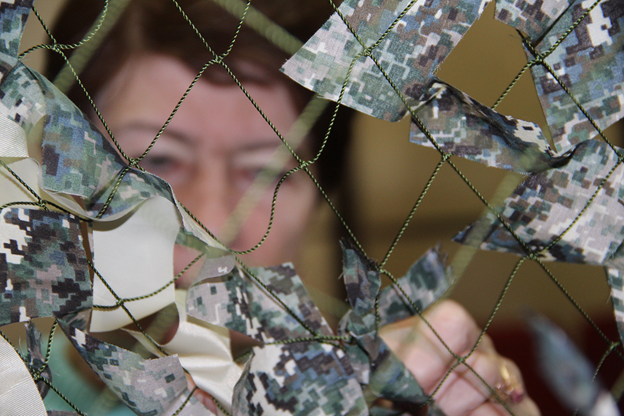 В Калининградской области «серебряные» волонтеры плетут маскировочные сети для участников СВО