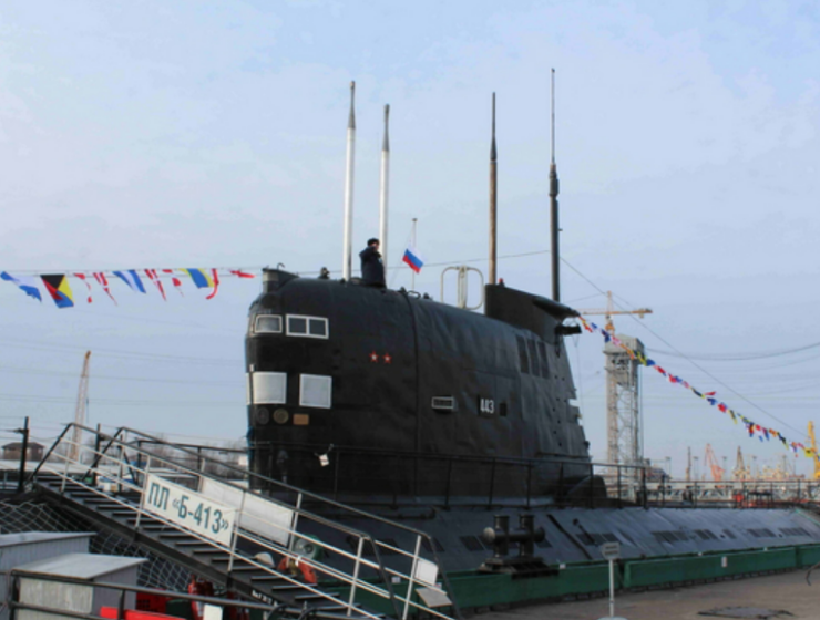 В Калининграде на подлодке Б-413 торжественно подняли государственный флаг