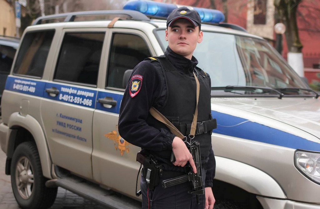 Полицейские в Калининграде предотвратили возможное падение девушки с моста