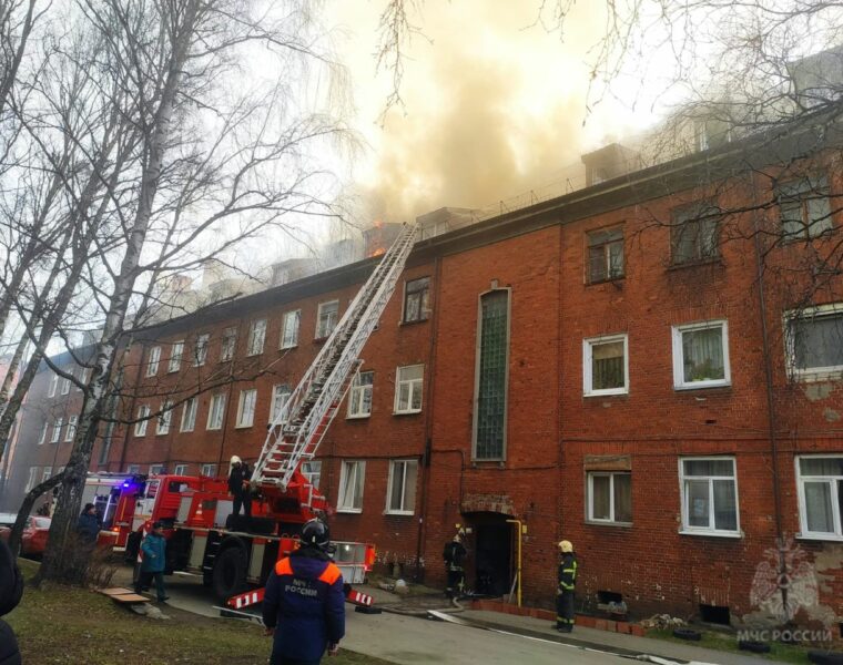 В Калининграде тушат сильный пожар в доме на Артиллерийской улице. Один человек погиб