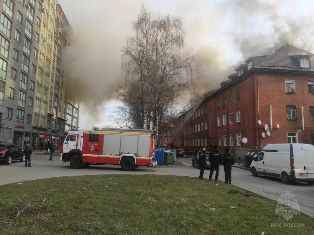 В Калининграде тушат сильный пожар в доме на Артиллерийской улице. Один человек погиб