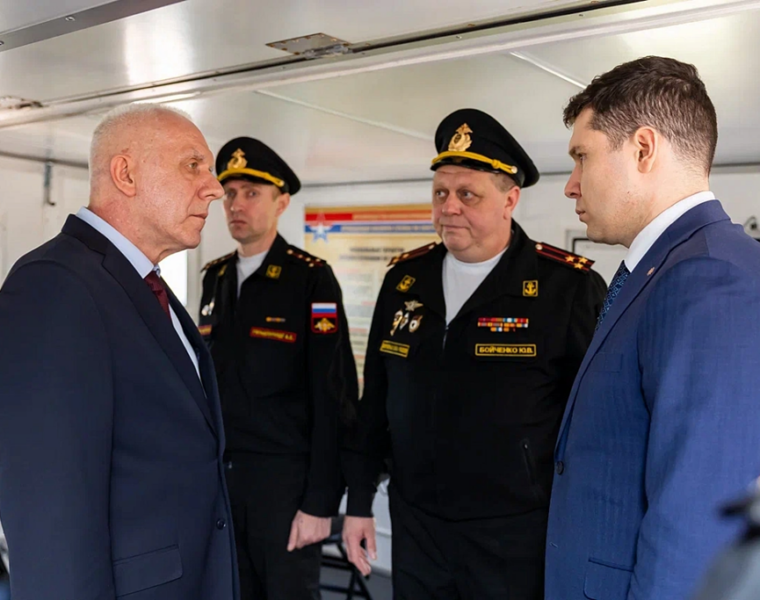 В Калининграде полпред в СЗФО посетил мобильный пункт отбора на военную службу