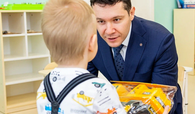 Алиханов заглянул в новый детсад и пообещал активное развитие соцсферы
