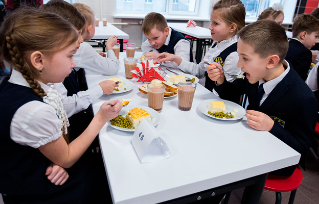 В Калининграде бесплатное горячее питание получают 30 тысяч школьников