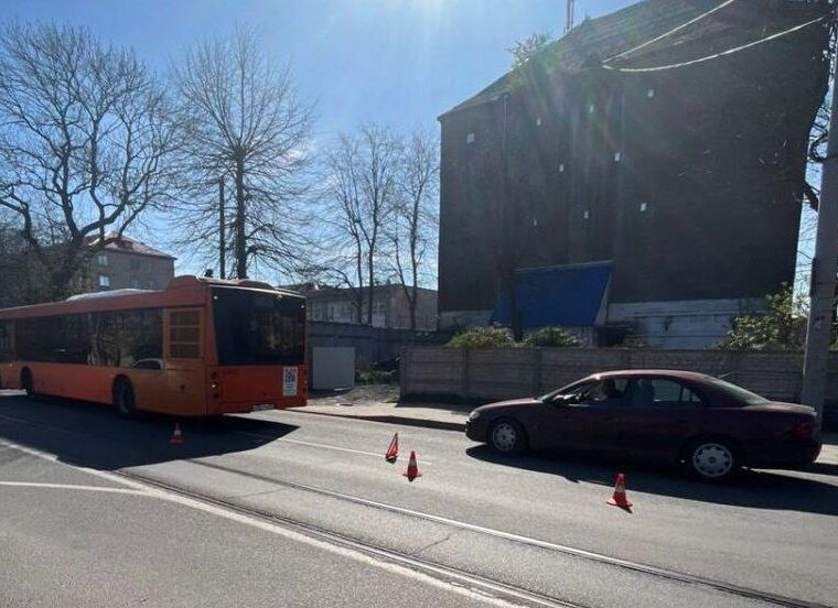 В Калининграде «Опель» врезался в автобус