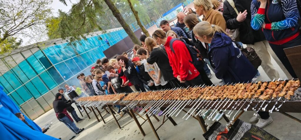«Автотор-Арена» угостила калининградцев и участников всероссийского турнира по скалолазанию «Янтарные вершины» шашлыками