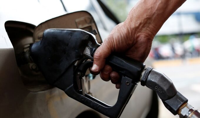 Калининградские автомобилисты переплачивают более трёх с половиной рублей на каждом литре бензина