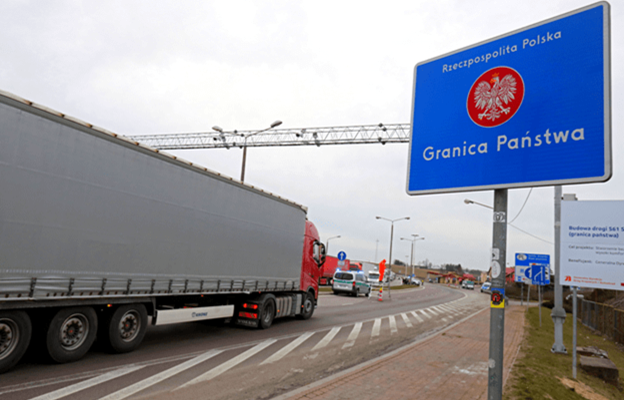 Польша пригрозила остановить въезд зарегистрированных в РФ и Белоруссии грузовиков