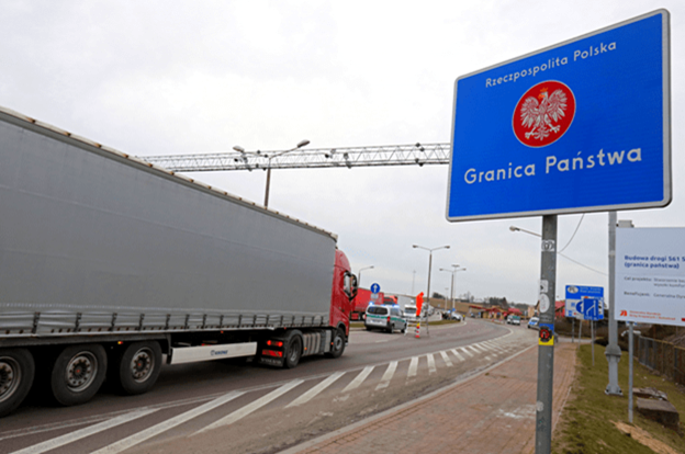 Польша пригрозила остановить въезд зарегистрированных в РФ и Белоруссии грузовиков