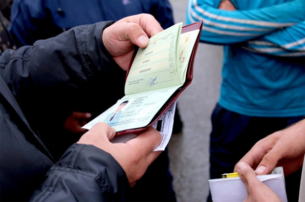 Зять и тёща оштрафованы на двести тысяч рублей за фиктивную прописку иностранцев