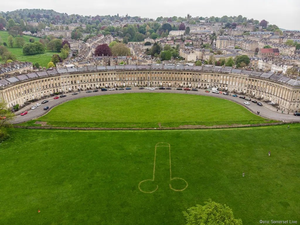 9-метровый пенис украсил лужайку перед коронацией Карла III