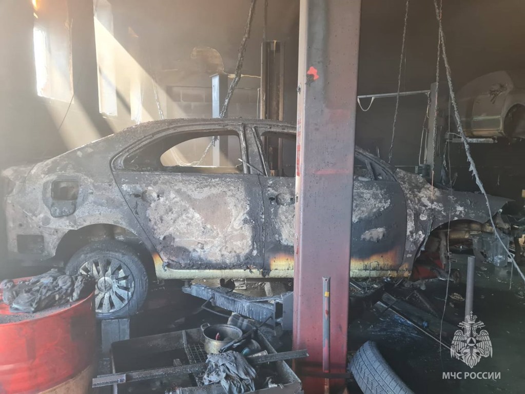 В Калининграде в автосервисе на Орудийной улице сгорел автомобиль и пострадал человек