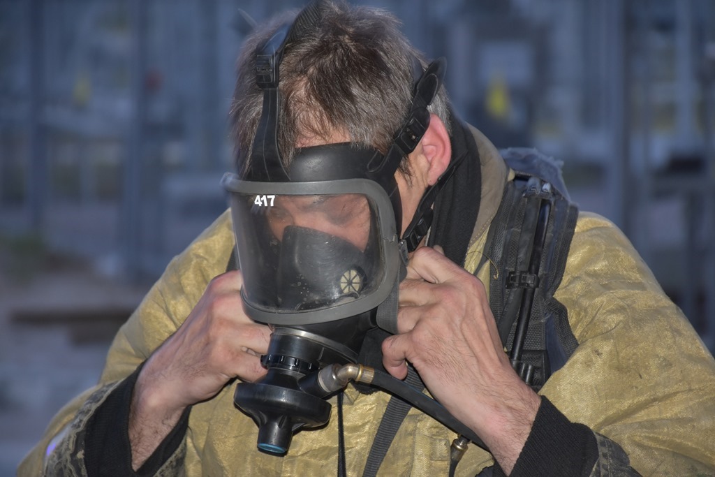 Крошечный пожар на балконе девятиэтажки в Калининграде поднял по тревоге 10 пожарных