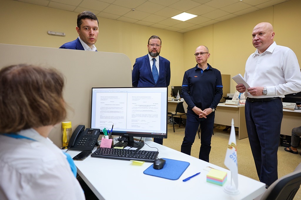 Алиханов и Кириенко проинспектировали работу филиала фонда «Защитники Отечества» в Калининграде