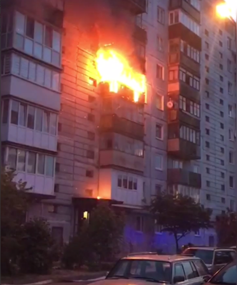 В Калининграде балкон многоэтажки превратился в факел