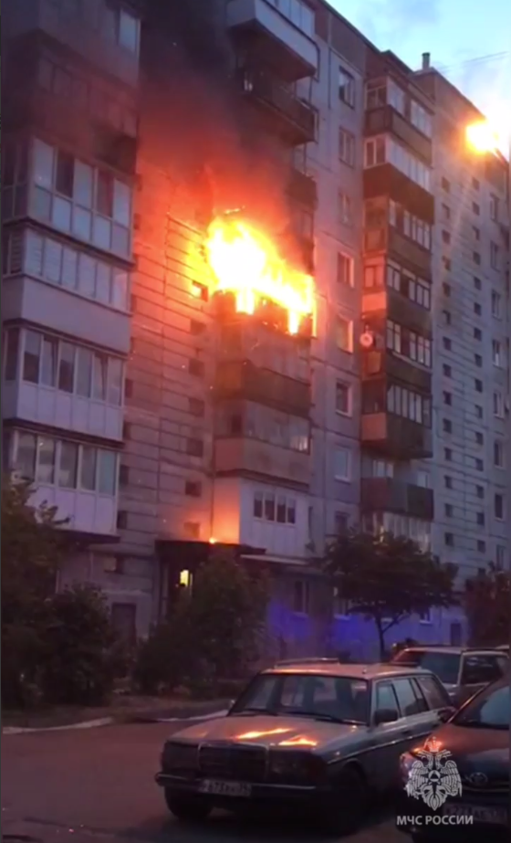 В Калининграде балкон многоэтажки превратился в факел