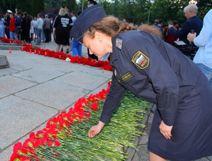 Калининградские приставы почтили память и зажгли свечи у мемориала 1200 воинам-гвардейцам