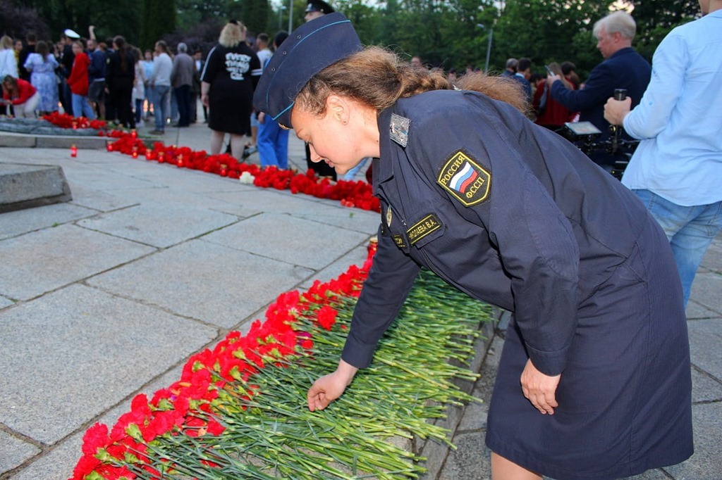 Калининградские приставы почтили память и зажгли свечи у мемориала 1200 воинам-гвардейцам