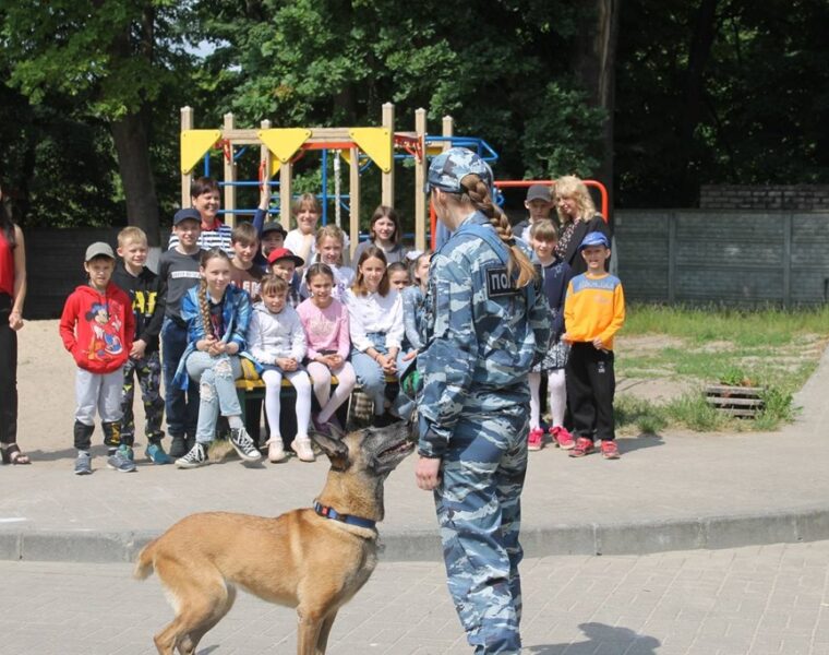 Полицейские и общественники посетили социальный приют для детей в Калининграде