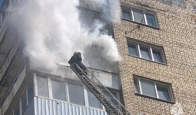 В Калининграде тушили балкон на десятом этаже высотного дома