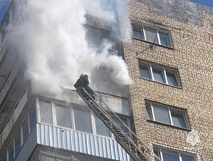 В Калининграде тушили балкон на десятом этаже высотного дома