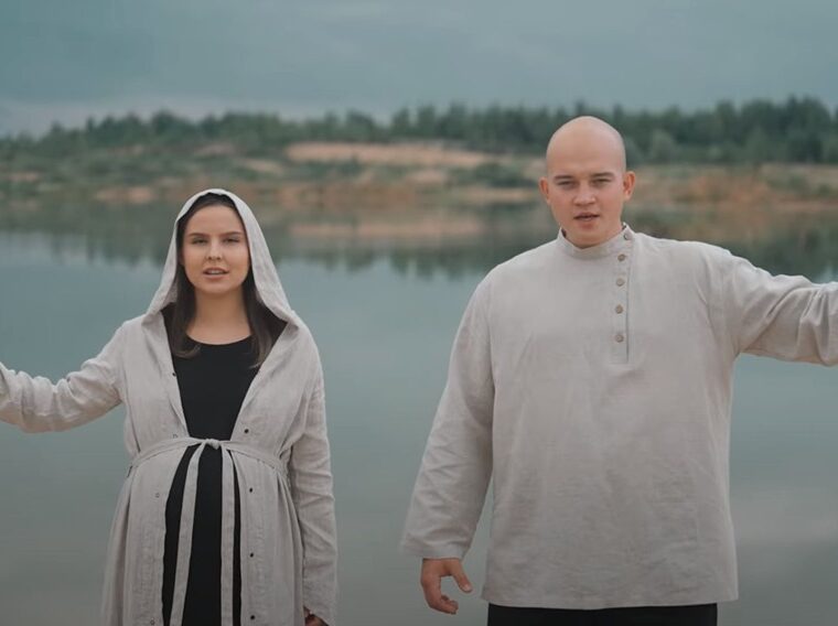 Сила в нас и в наших предках: блогер и музыкант из Белгородской области возрождает моду на любовь, семью и верность