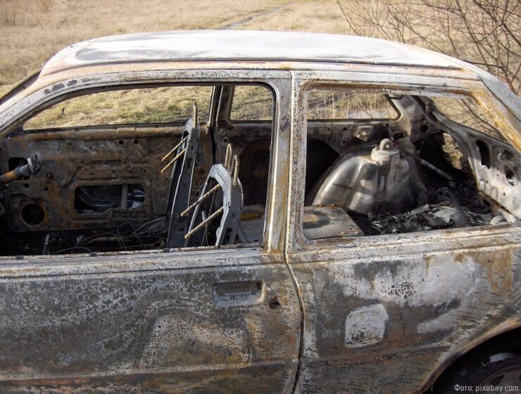 Гневный калининградец разбил стёкла автомобиля жены, а затем сжёг его