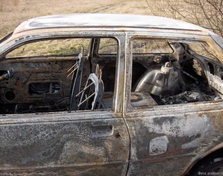 Гневный калининградец разбил стёкла автомобиля жены, а затем сжёг его