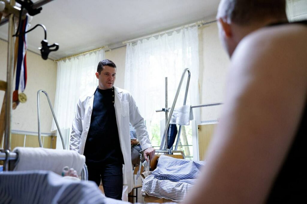 Алиханов навестил раненых в СВО калининградских бойцов